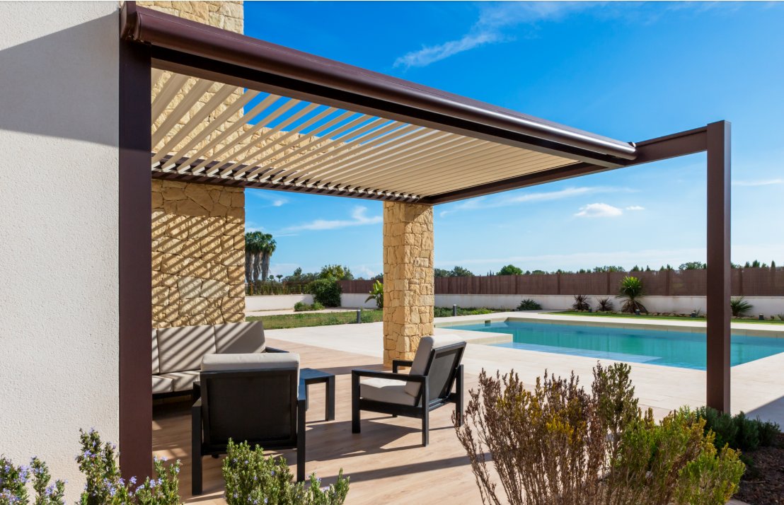Soliso pergola in een buitenruimte